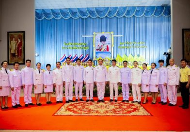 พิธีถวายเครื่องราชสักการะและวางพานพุ่ม และจุดเทียนถวายพระพรชัยมงคล